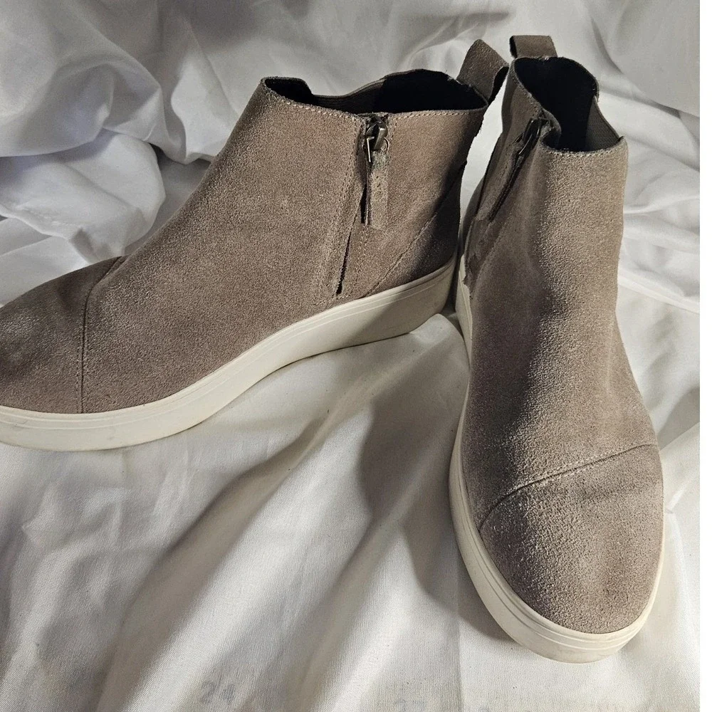 TOMS Triston Taupe Suede Ankle Boot Sneaker Womens 7.5 10016152‎